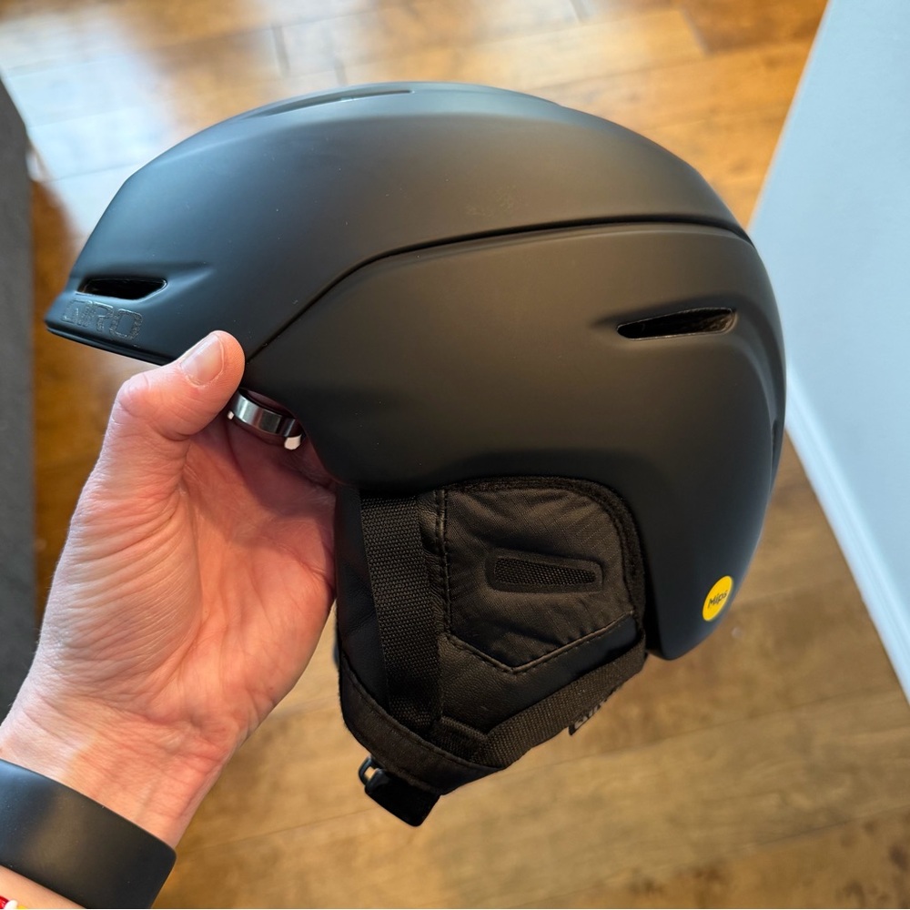 GIRO Neo MIPS Matte Black Adult Helmet
